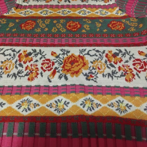 Designer sweater new size meduim very beautiful color  short sleeves - Picture 1 of 3